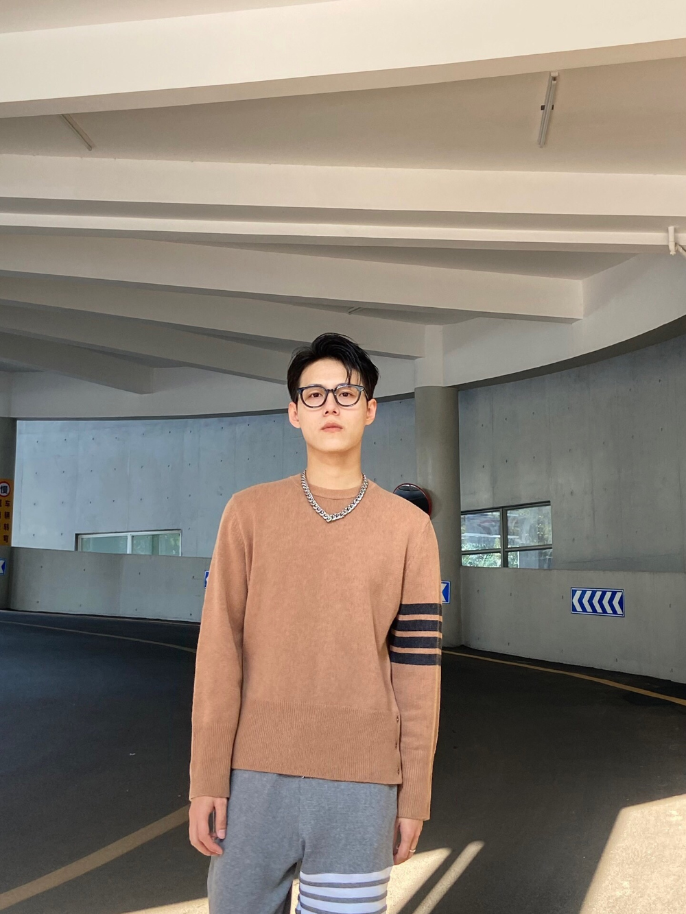 긴팔 티셔츠 모델 착용 이미지-S12L11