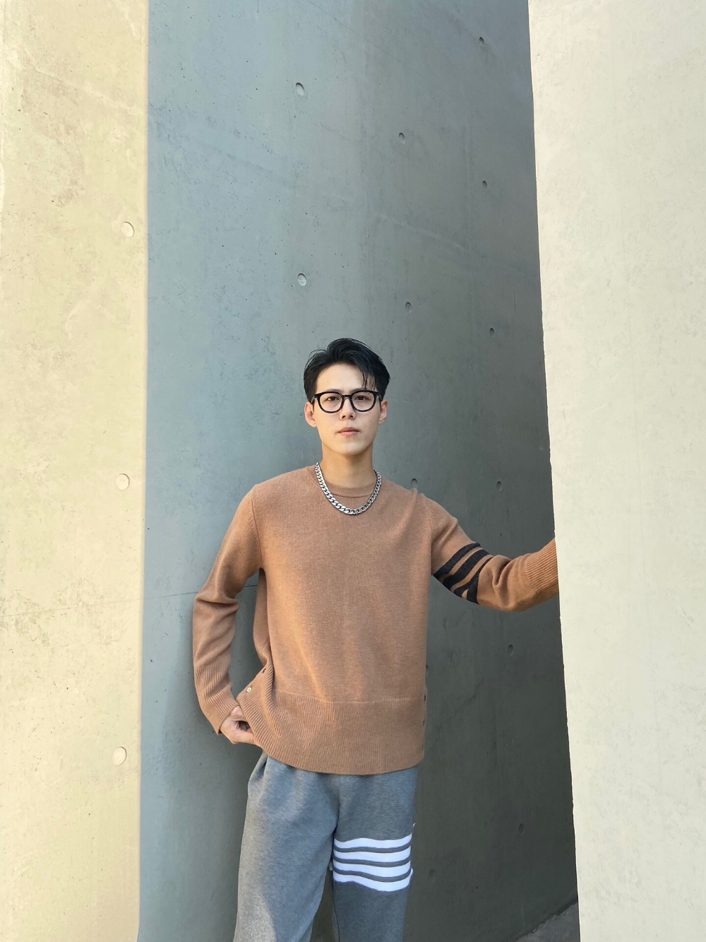 긴팔 티셔츠 모델 착용 이미지-S12L13