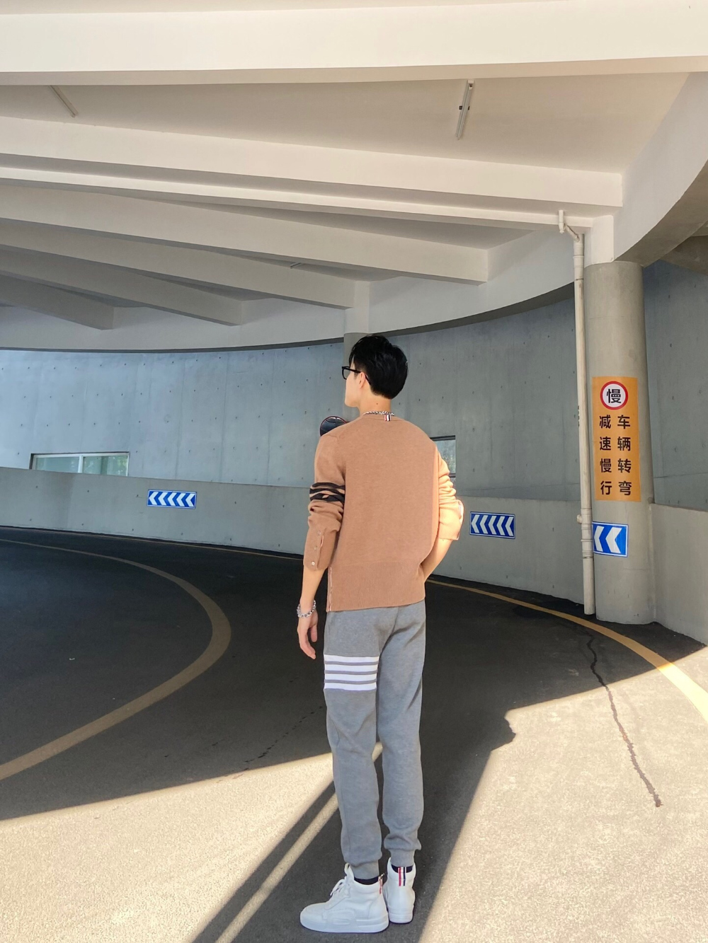 긴팔 티셔츠 모델 착용 이미지-S12L15