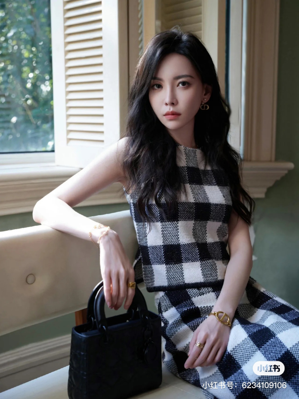 민소매 모델 착용 이미지-S52L8