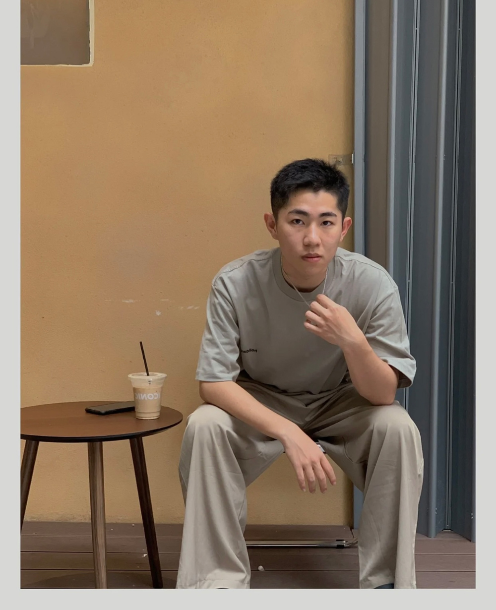 반팔 티셔츠 모델 착용 이미지-S33L9
