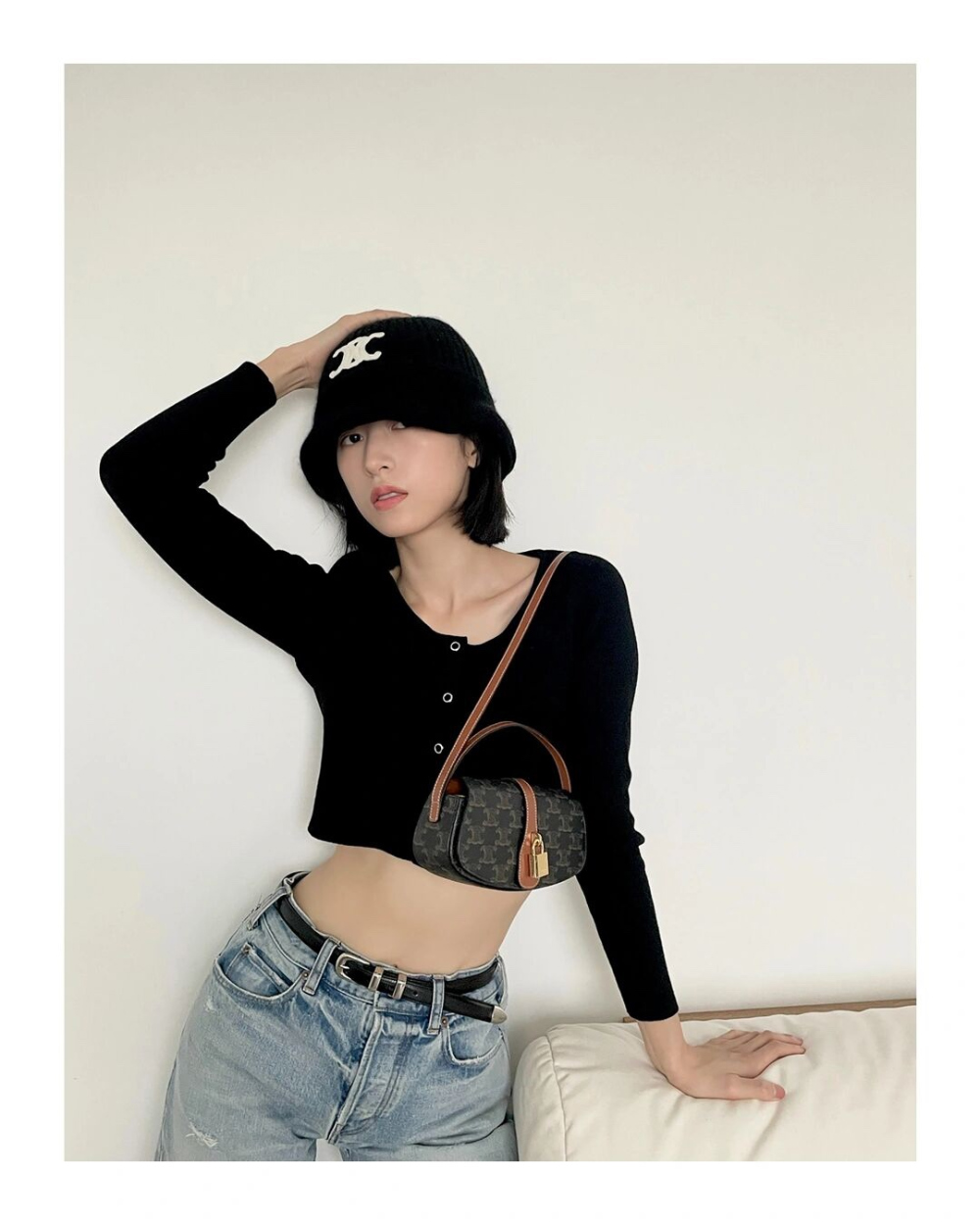 가방 모델 착용 이미지-S23L3