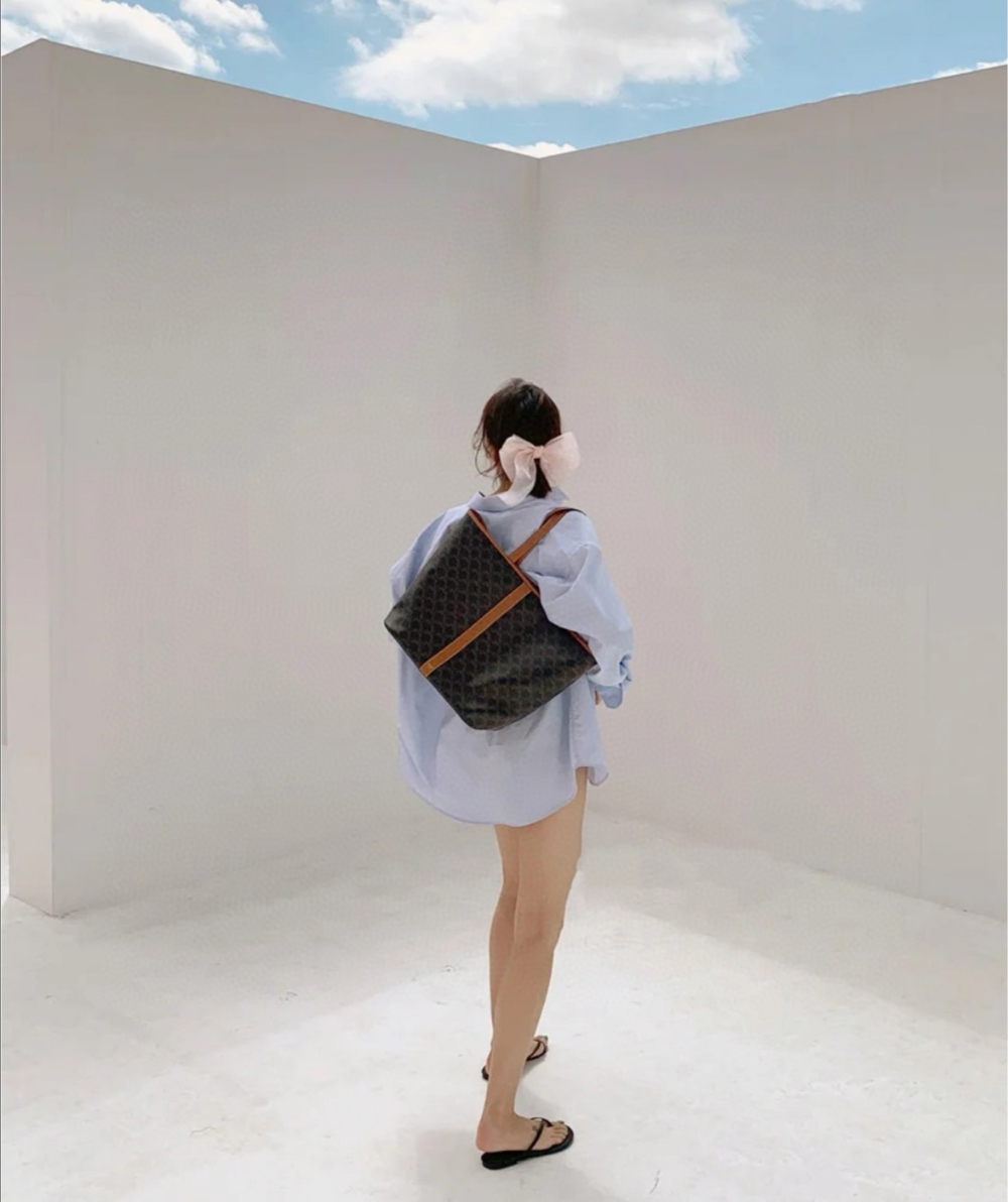가방 모델 착용 이미지-S88L18