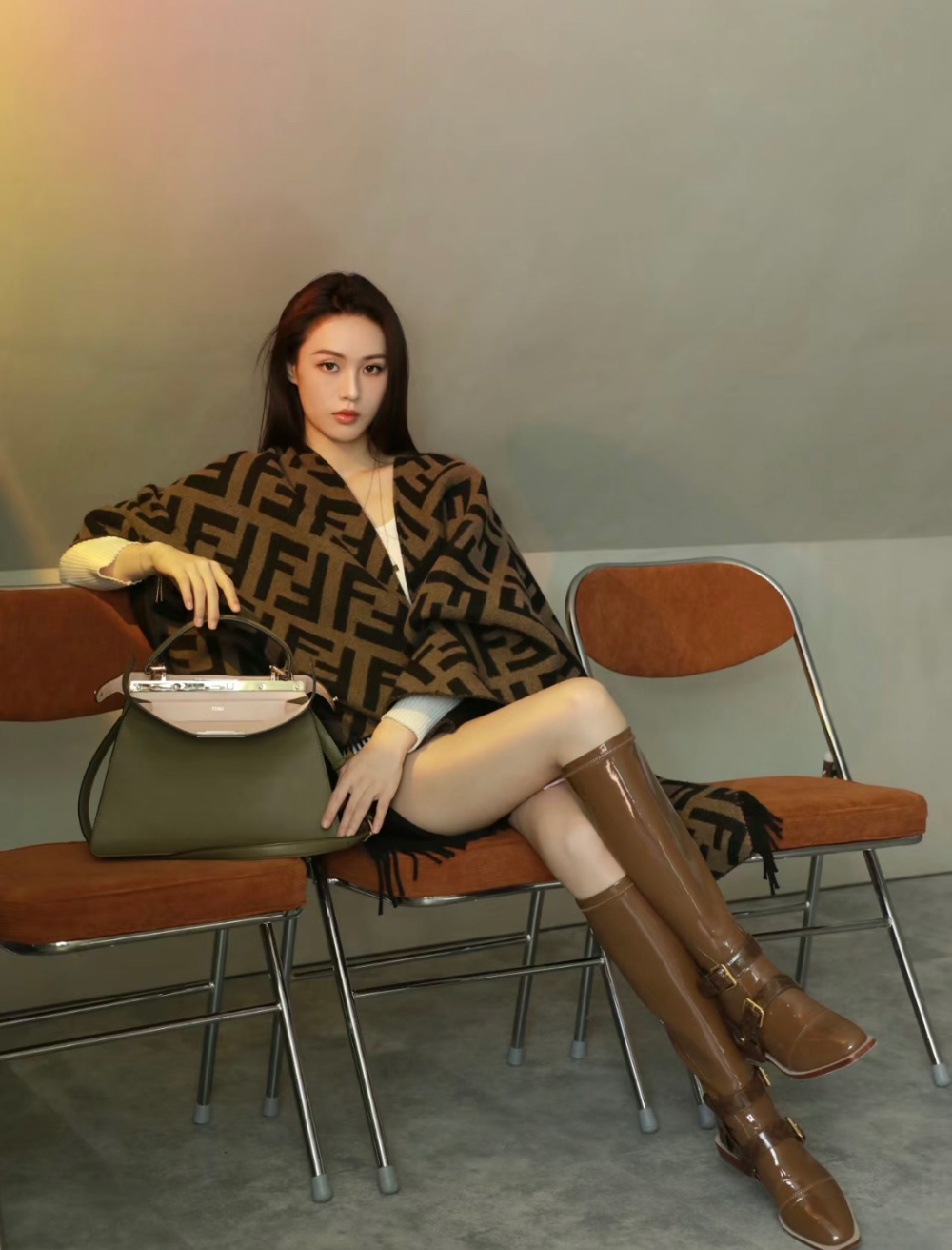 머플러 모델 착용 이미지-S45L36