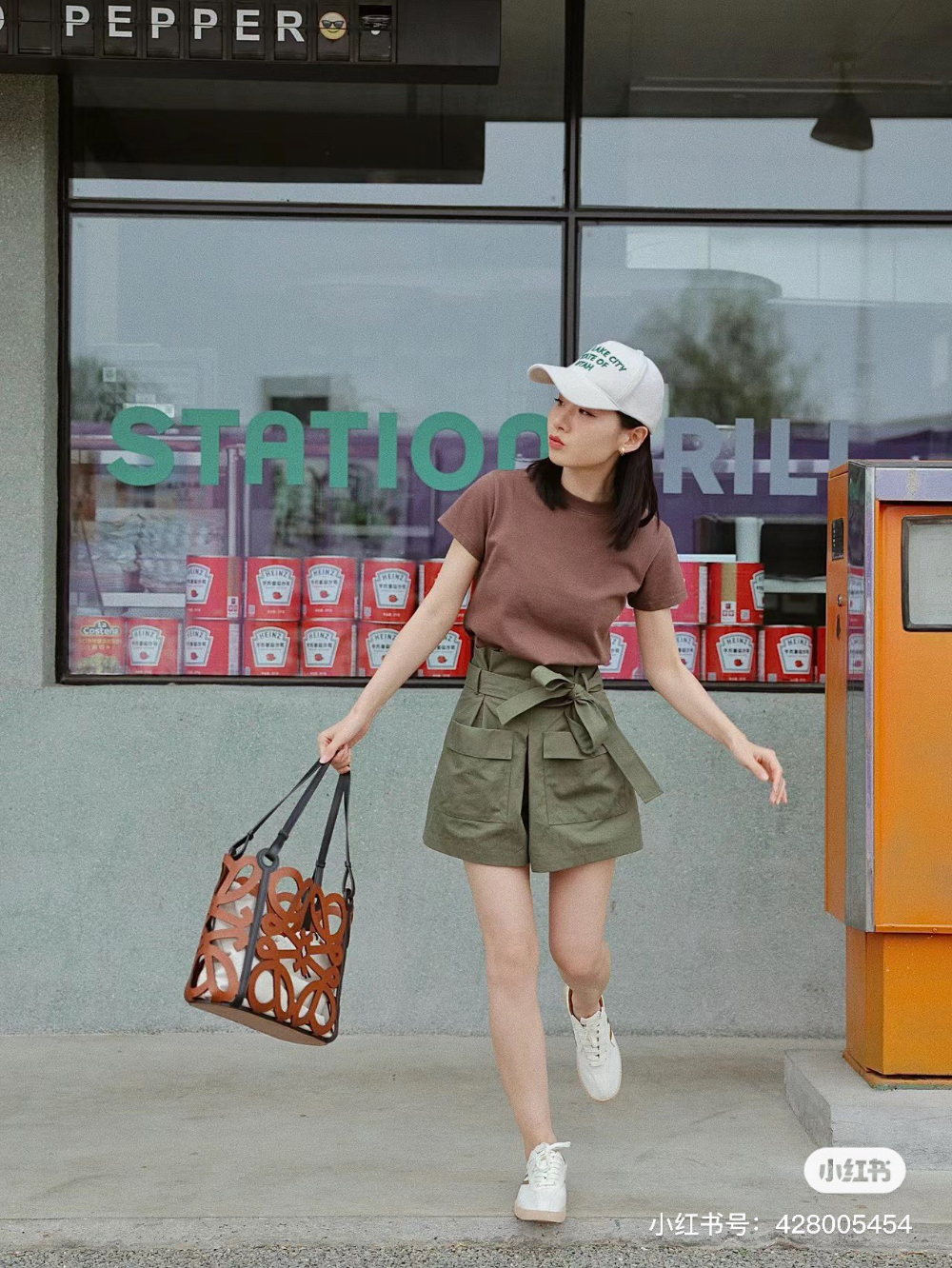 가방 모델 착용 이미지-S84L13