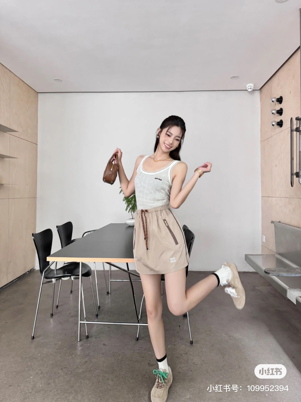 블라우스 모델 착용 이미지-S47L12