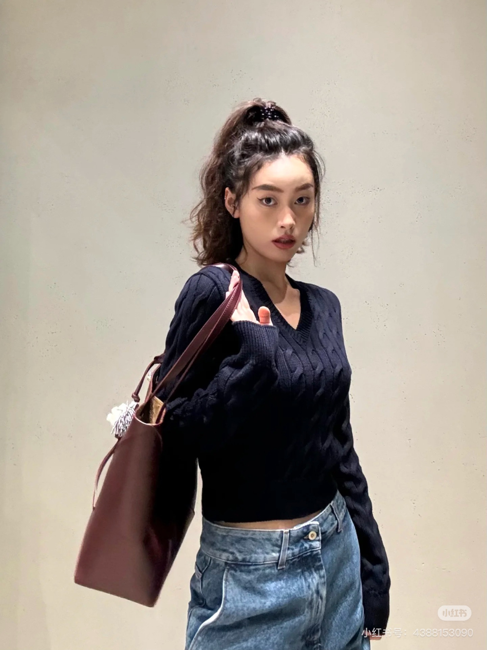 가방 모델 착용 이미지-S143L6