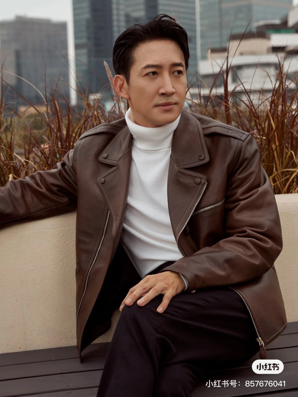 패딩 모델 착용 이미지-S349L6