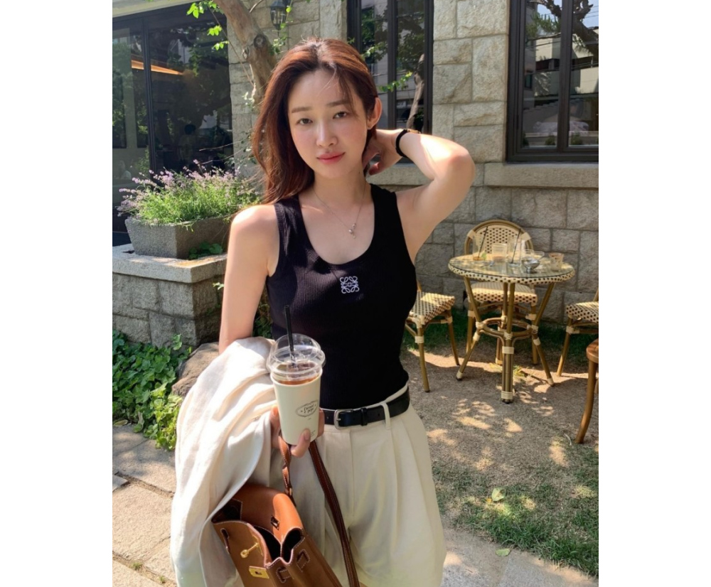 민소매 모델 착용 이미지-S87L3