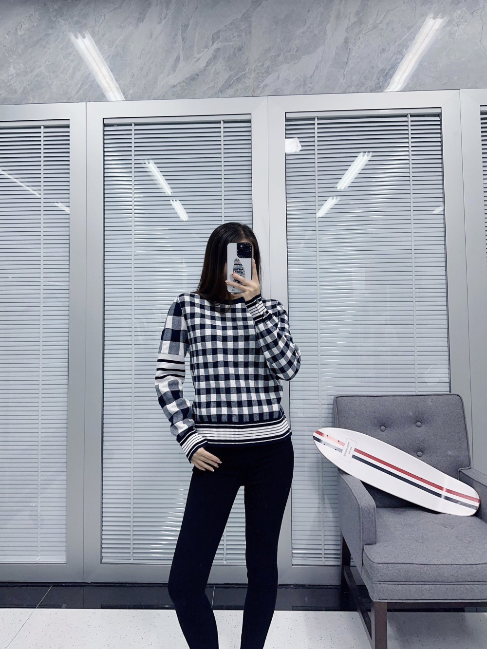 긴팔 티셔츠 모델 착용 이미지-S26L7