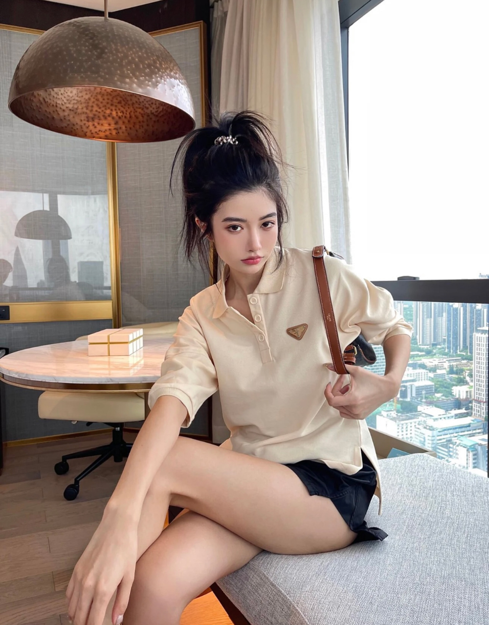 반팔 티셔츠 모델 착용 이미지-S584L10