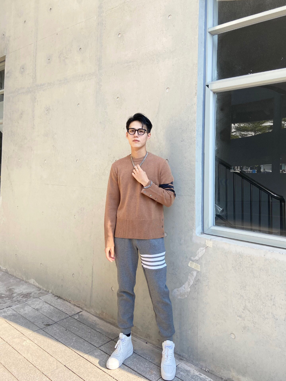 긴팔 티셔츠 모델 착용 이미지-S912L3