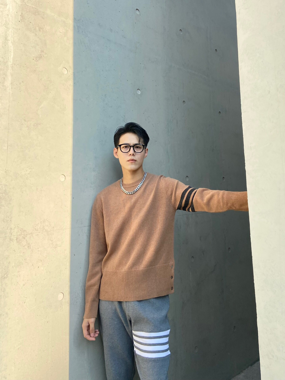 긴팔 티셔츠 모델 착용 이미지-S912L5