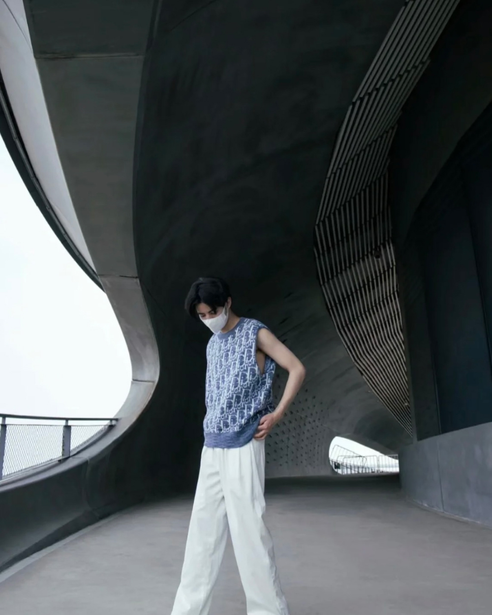 민소매 모델 착용 이미지-S21L9