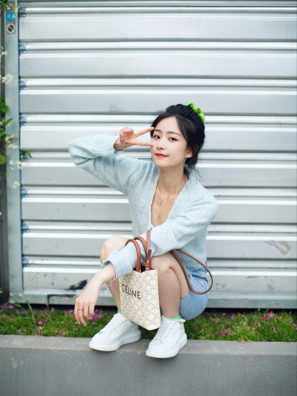 가방 모델 착용 이미지-S17L12
