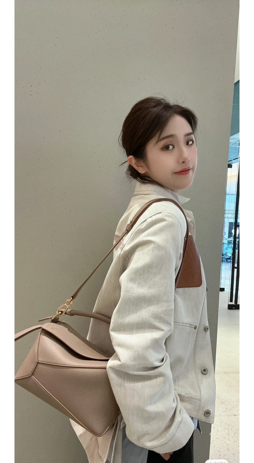 가방 모델 착용 이미지-S272L13