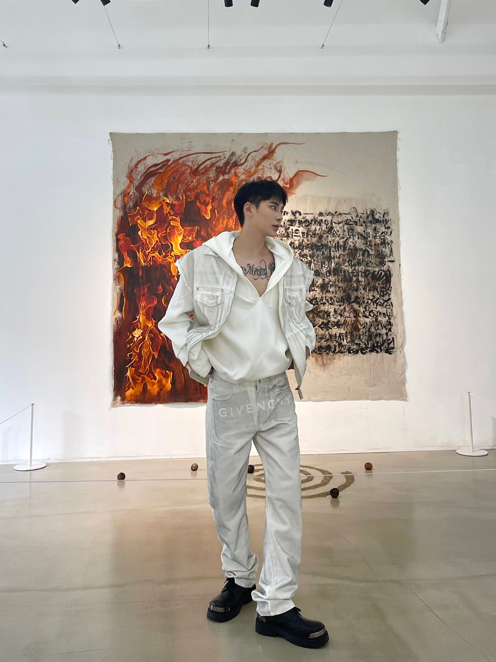 블라우스 모델 착용 이미지-S333L12