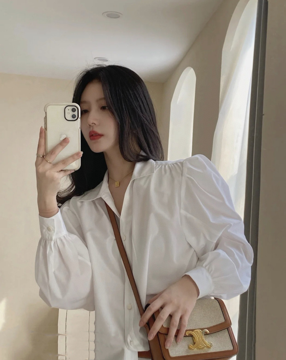 가방 모델 착용 이미지-S64L21