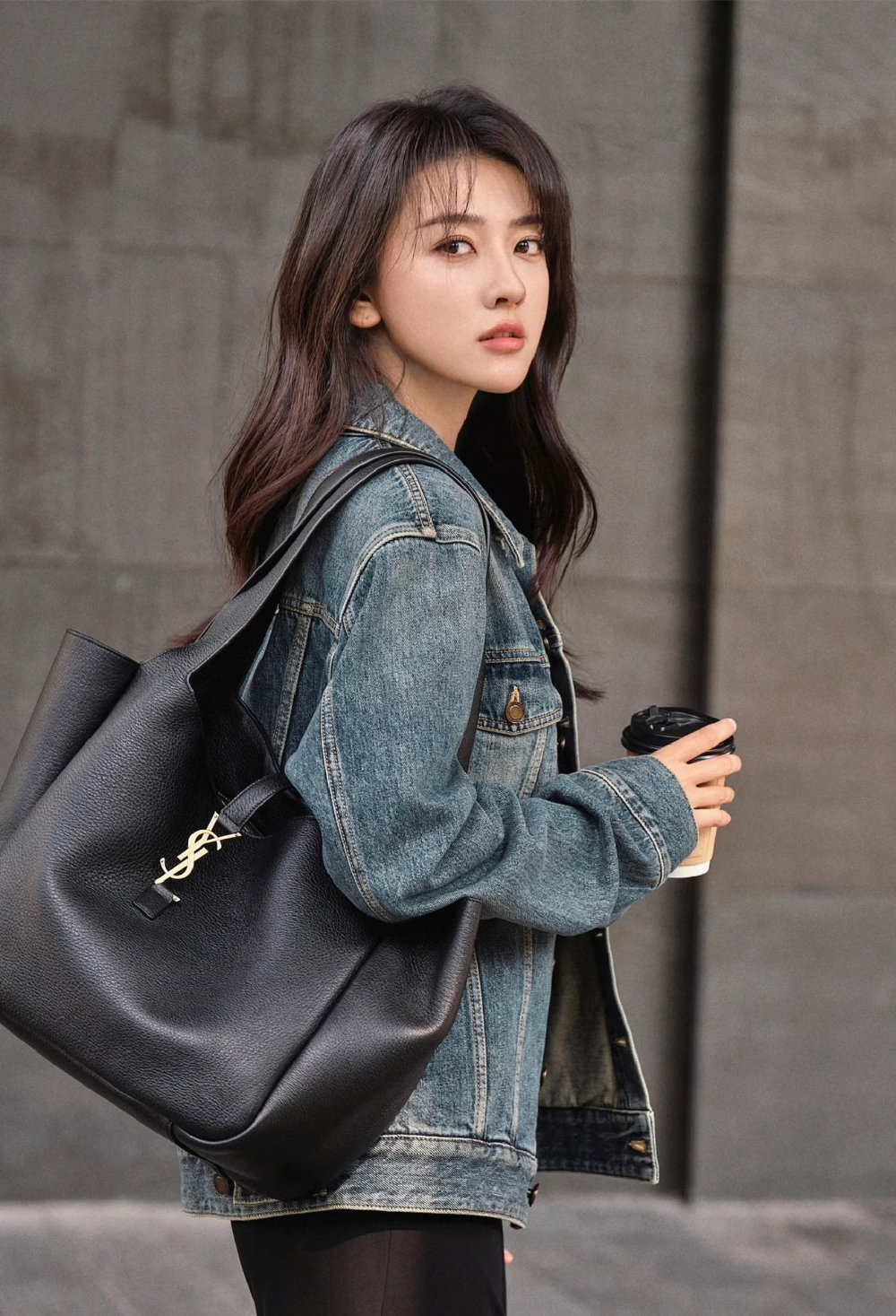 가방 모델 착용 이미지-S62L16