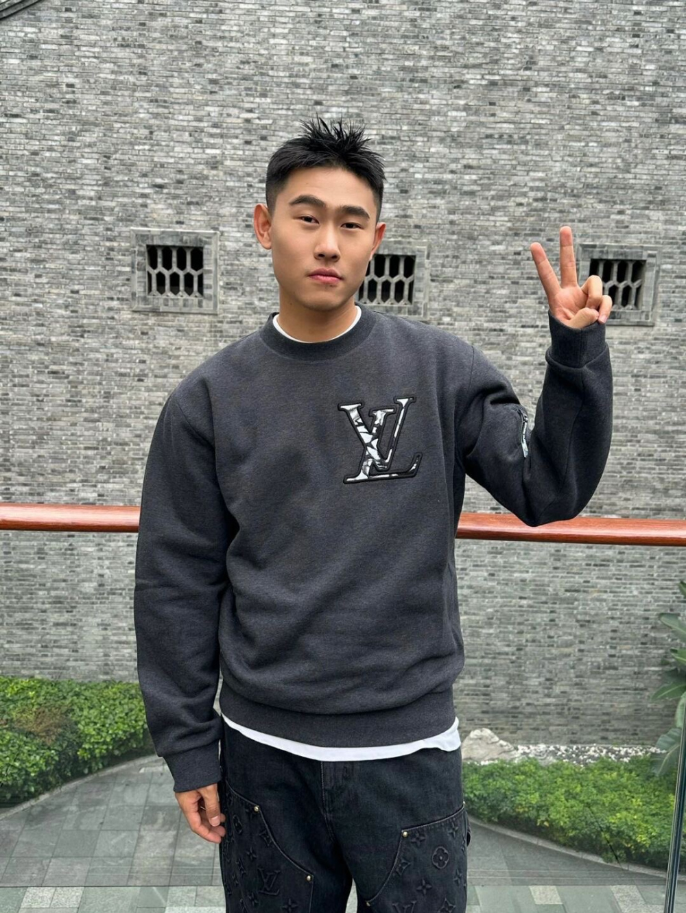 긴팔 티셔츠 모델 착용 이미지-S279L16