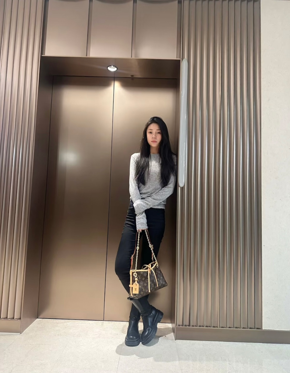 가방 모델 착용 이미지-S340L7