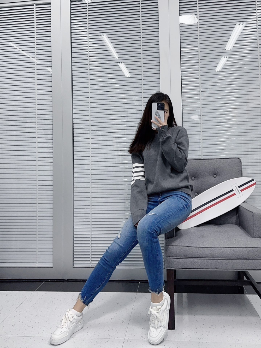 긴팔 티셔츠 모델 착용 이미지-S46L9
