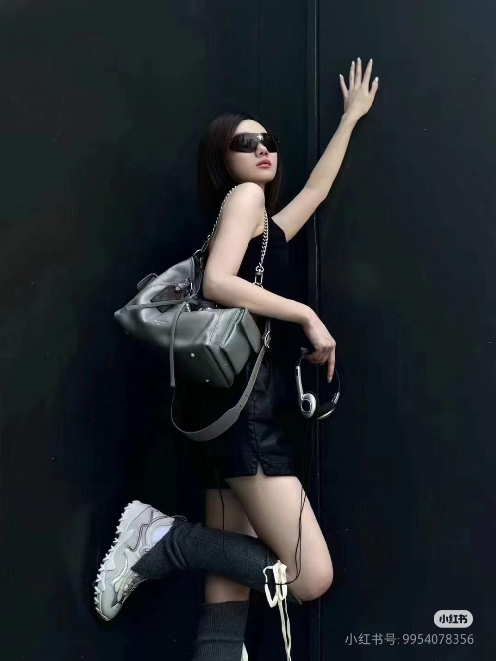 가방 모델 착용 이미지-S183L11