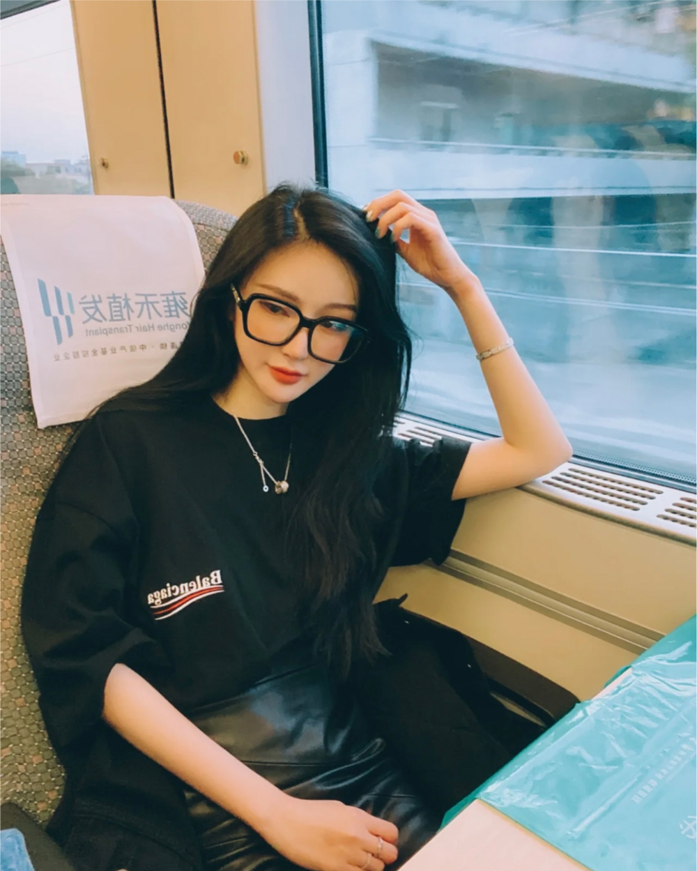 반팔 티셔츠 모델 착용 이미지-S38L4